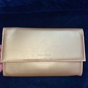 Pandora clutch